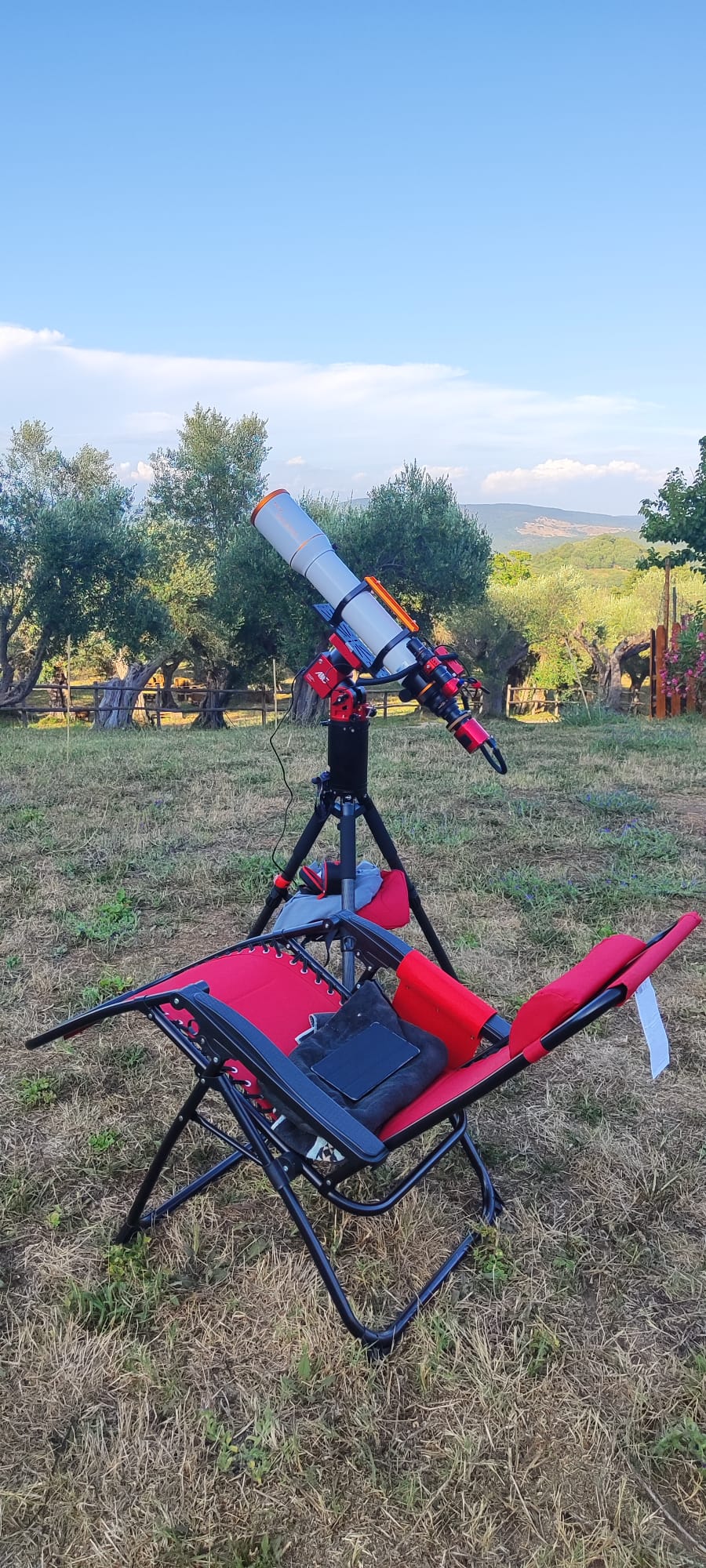 Setup astronomico in campagna con sedia rossa