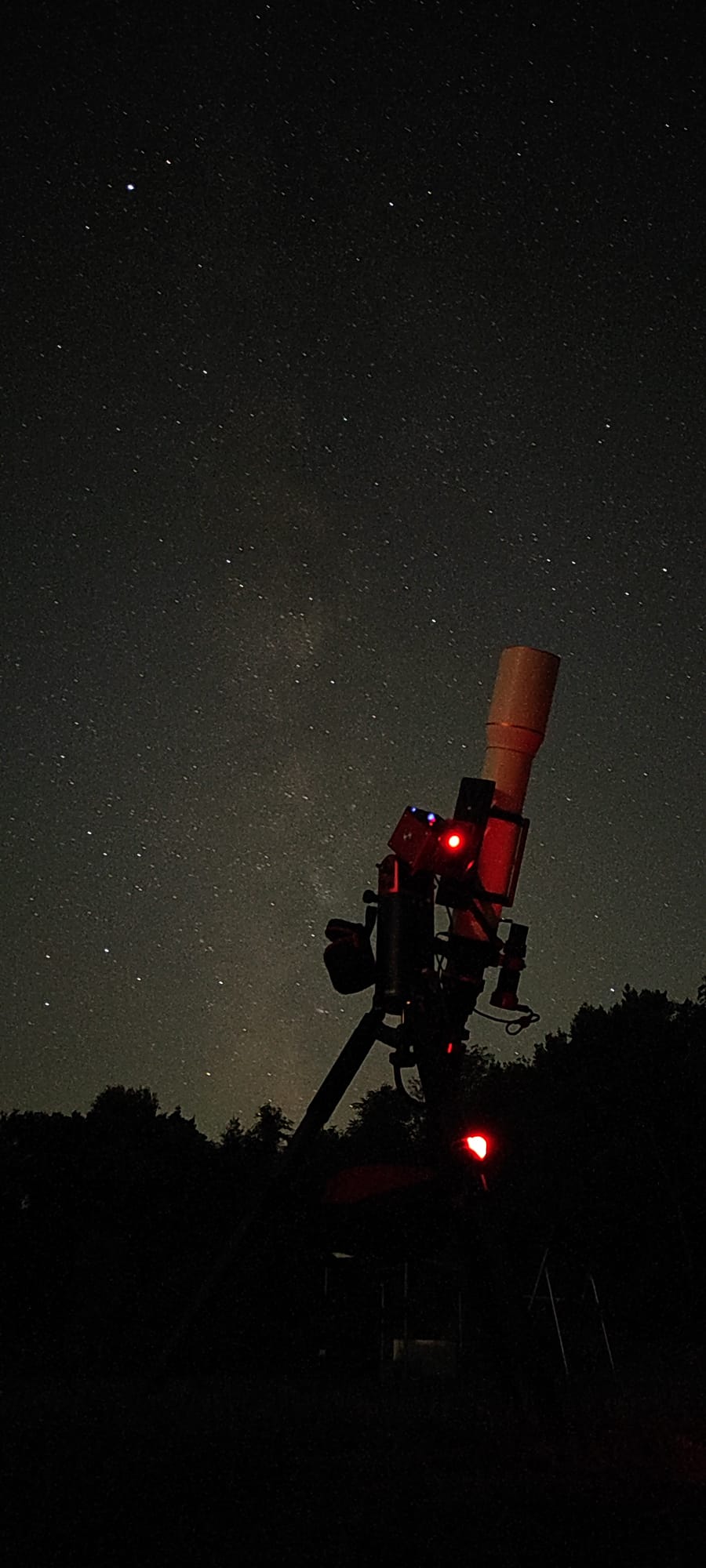 Setup astronomico sotto il cielo stellato
