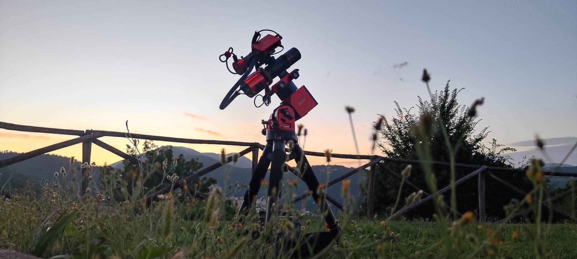 Setup astronomico al tramonto in mezzo al prato