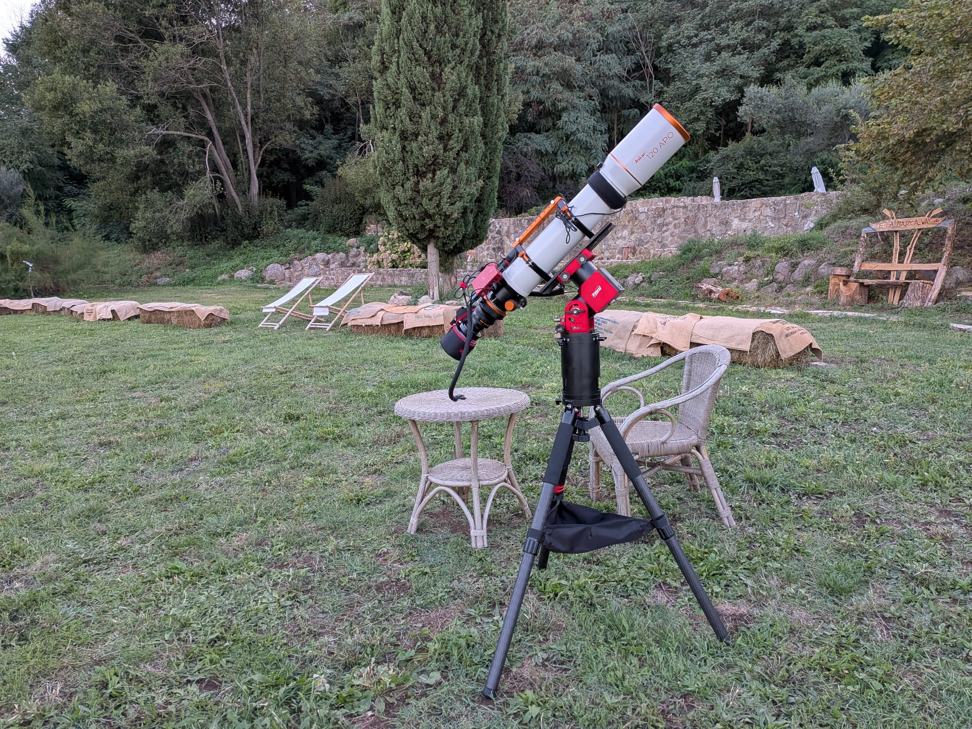 Rifrattore montato in un giardino per una sessione osservativa