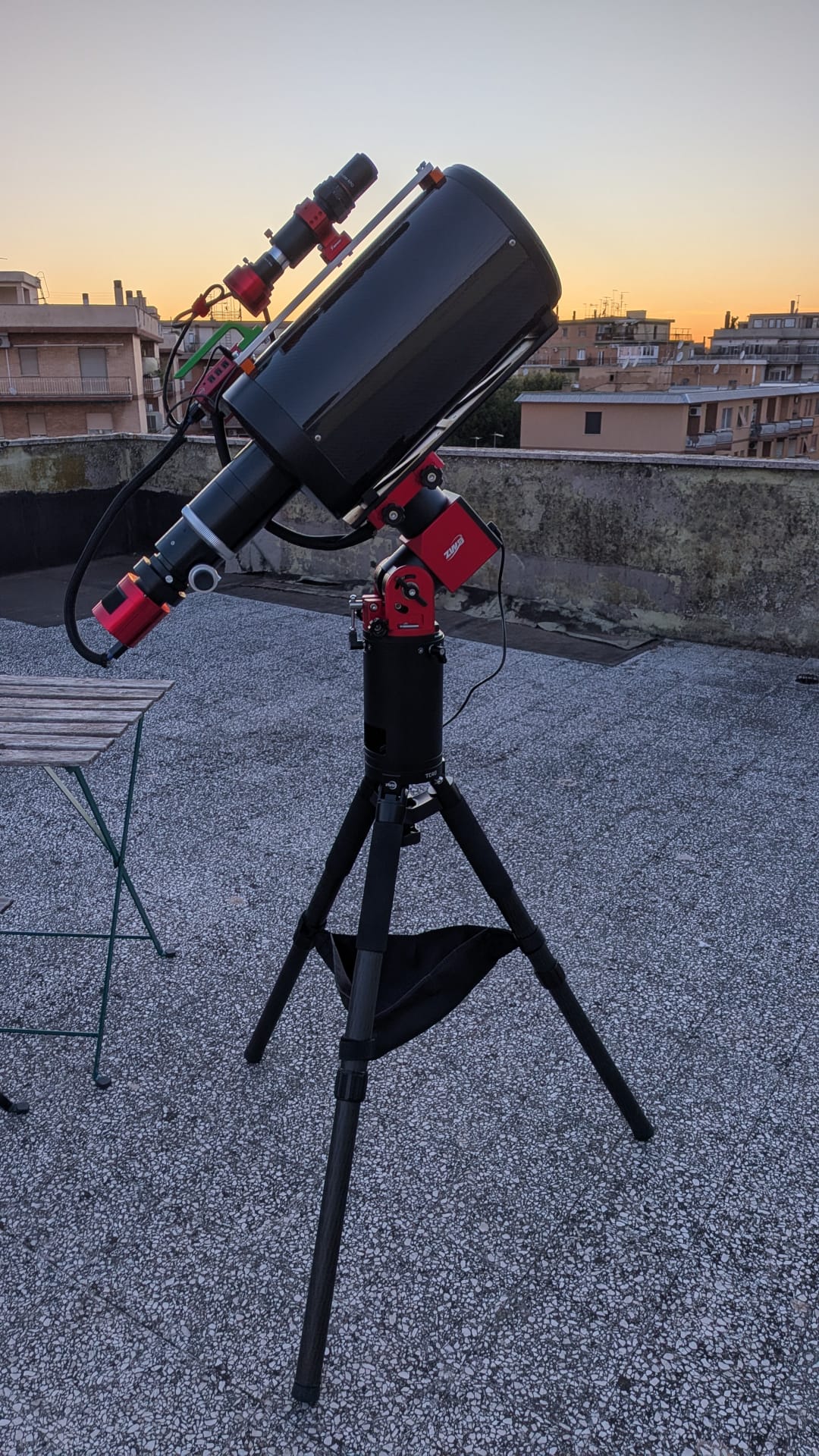 Tubo ottico su terrazza urbana al tramonto