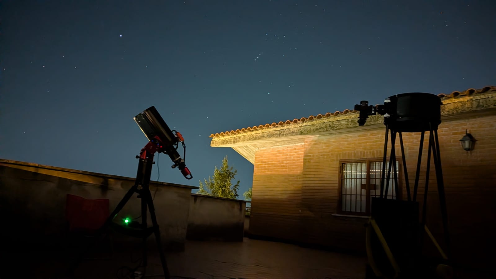 Setup astronomico sul terrazzo durante una sessione notturna