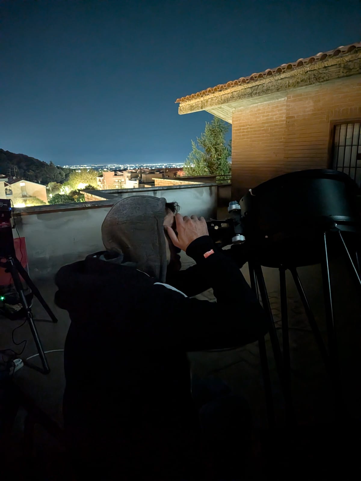 Alessio Scudieri durante una sessione osservativa notturna al telescopio