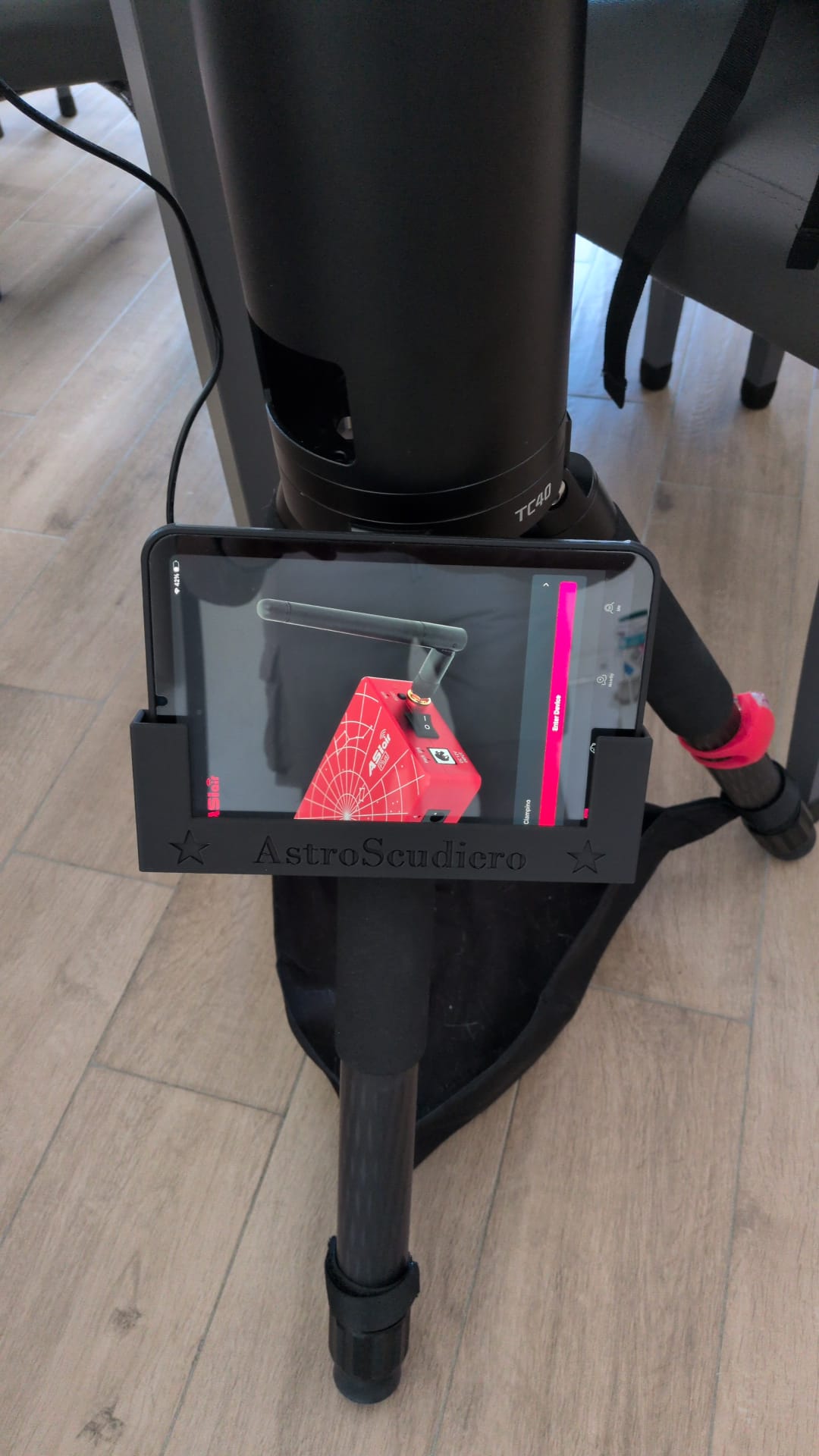 Portatablet stampato in 3D fissato alla montatura